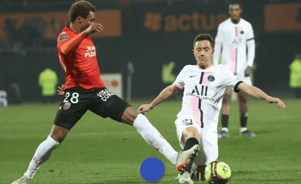 关于里昂客场逼平南特，法甲榜首大战无结果的信息