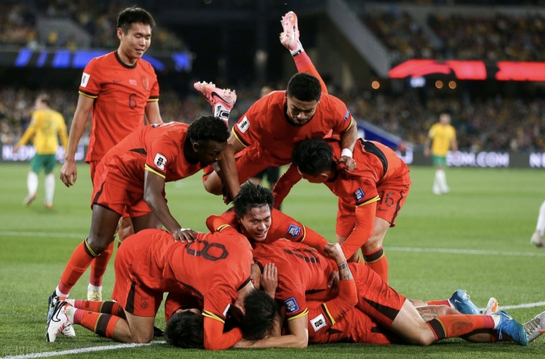 亚洲足球强队争相挑战，赛场气氛燃烧