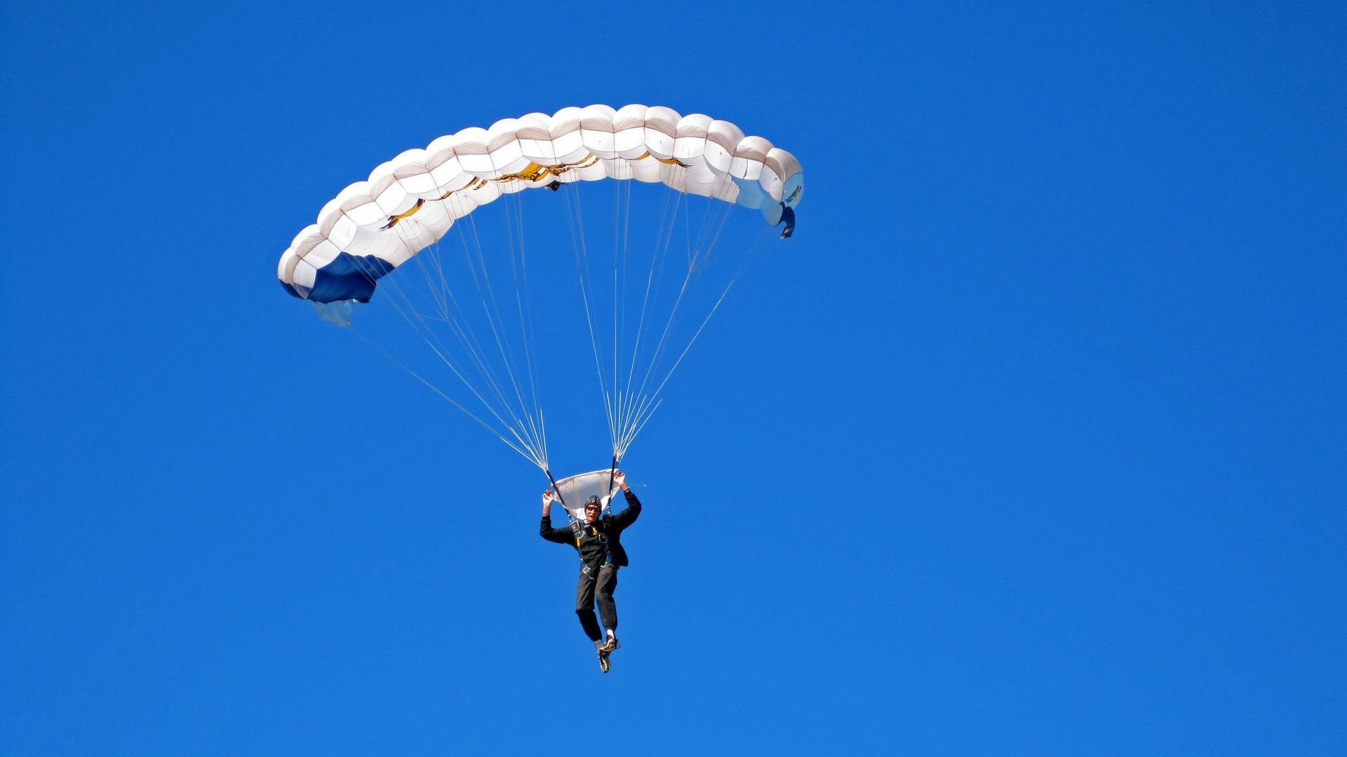赛道上的孤勇者，汉密尔顿独力扛起迈凯伦，鏖战哈斯车队